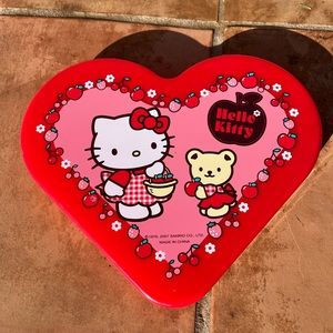 Hello Kitty Heart Container